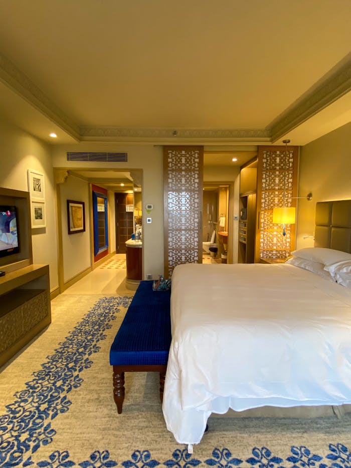 about-02 Spacious luxury hotel room with elegant decor and modern amenities located in Mumbai, India.
